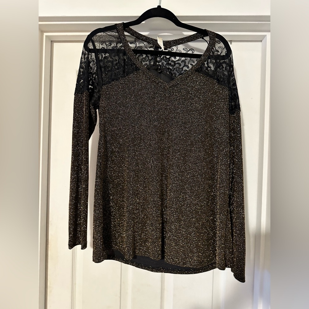 BLACK AND GOLD LONG SLEEVE WITH LACE AND V NECK 6✅